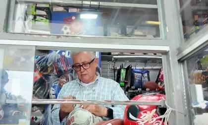 Riveros, especialista en reparación de pelotas, trabajó con balones autografiados por Pelé hasta réplicas de los utilizados en Mundiales