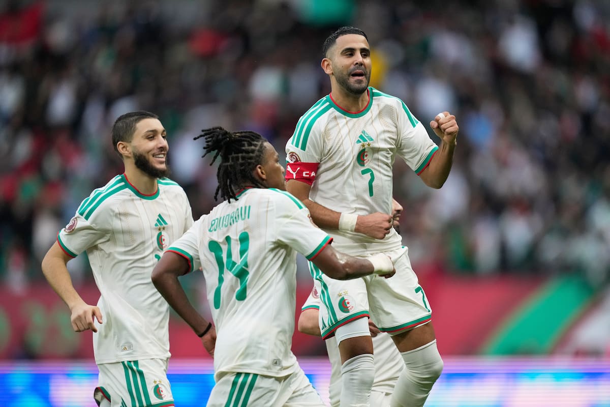 Riyad Mahrez, con la casca número 7; el experimentado futbolista llega al Mundial en los últimos años de su exitosa carrera como jugador