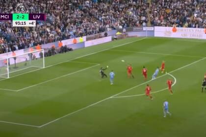 Riyad Mahrez define con zurda de emboquillada y... la pelota se va muy lejos; pudo ser el 3-2 para Manchester City ante Liverpool, por la Premier League