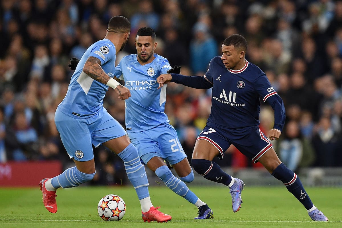 Riyad Mahrez, frente a Kylian Mbappe, en un partido entre Manchester City y Paris Saint-Germain, por la Champions League