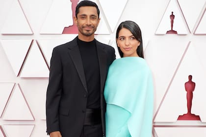 Riz Ahmed y su esposa, la novelista Fatima Farheen Mirza, en su primera alfombra roja como marido y mujer