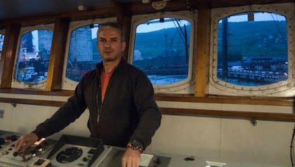 Rizzotti operando los controles del barco