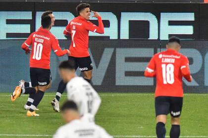 Roa celebra su gol, el primero de Independiente en la victoria sobre Patronato