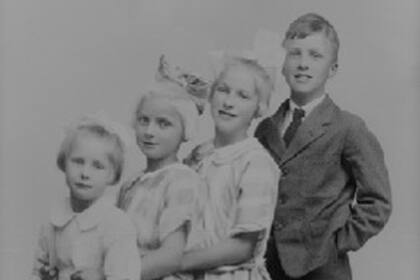 Roald Dahl, a los diez años, con sus hermanas