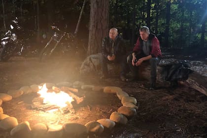 Rob Garrison y William Zabka graban la escena junto a una fogata para el episodio 6 de la segunda temporada de Cobra Kai, que sería la última aparición del actor que interpreta a Tommy
