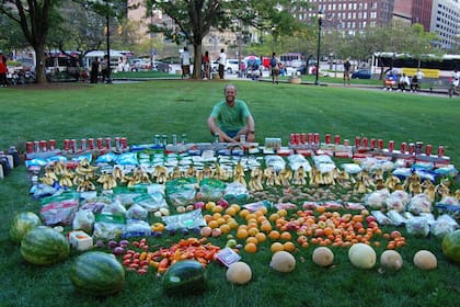 Rob Greenfield junto a comida rescatada de la basura