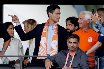 Rob Jetten, primer ministro neerlandés, de camisa celeste y bufanda naranja, asistió al partido entre los Leones y Países Bajos, por el Mundial de hockey sobre césped, en Amstelveen
