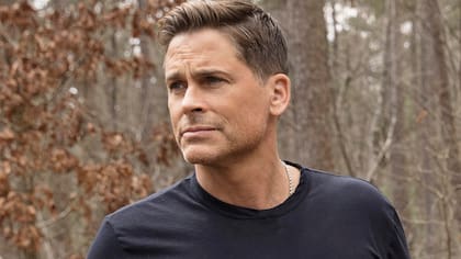 En una entrevista con James Corden, el actor Rob Lowe aseguró que vio a Harry con el pelo largo atado en una cola de caballo. Lowe vive cerca del príncipe y Meghan Markle en Montecito