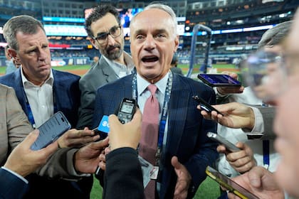 Rob Manfred confía en que peloteros de Grandes Ligas jugarán en Los Ángeles 2028