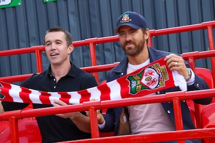 Rob McElhenney y Ryan Reynolds, actores de Hollywood y dueños del Wrexham AFC, que este sábado eliminó de la FA Cup a Coventry, con pasado en la Premier League