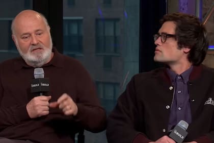 Rob Reiner al lado de su hijo Nick.