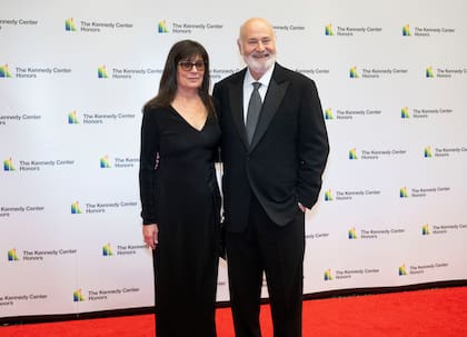 Rob Reiner junto a su esposa, Michele Singer Reiner en la alfombra roja de la cena de gala del Kennedy Center Honors, el 2 de diciembre de 2023, en Washington