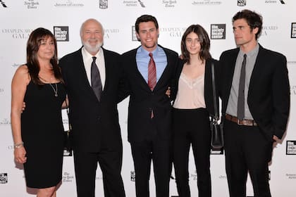 Rob Reiner y su mujer Michele junto a sus tres hijos: Jake, Romy y Nick