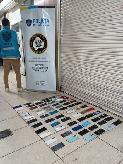 Robaban celulares y los vendían en galerías de Balvanera, Boedo y la peatonal Florida