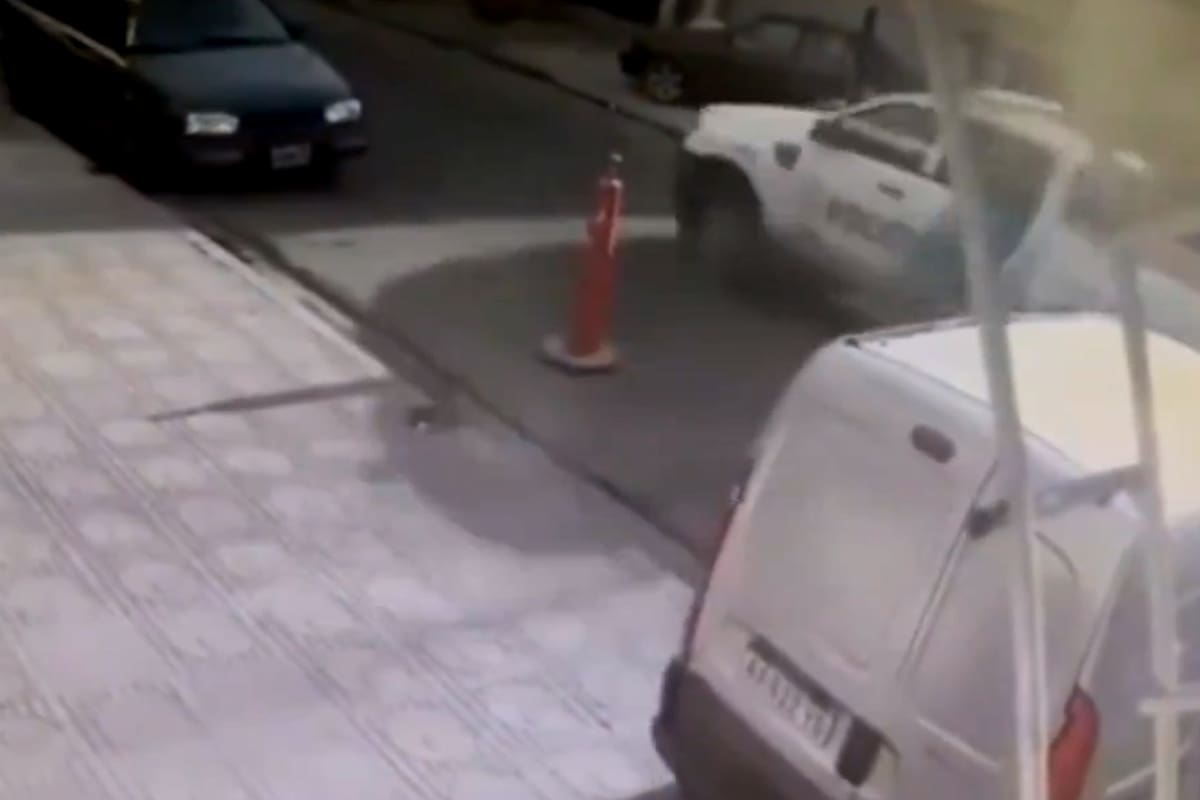 Roban una camioneta cuando un patrullero pasa por delante