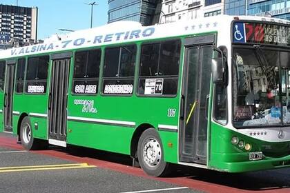 Robaron al chofer y dos pasajeros en una unidad de la línea 70