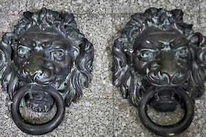 Robaron antiguas piezas de bronce con forma de león de la puerta de la Bolsa de Comercio