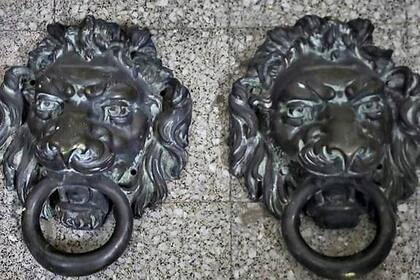 Robaron antiguas piezas de bronce con forma de león de la puerta de la Bolsa de Comercio