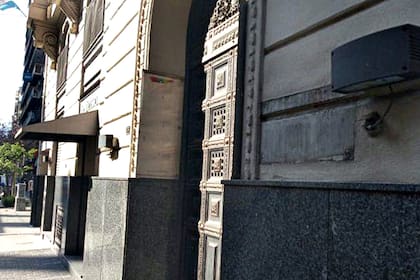 Robaron la placa de bronce del frente del edificio del diario La Capital de Rosario
