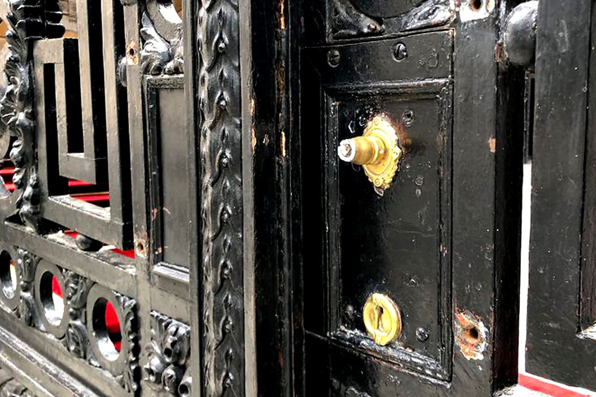 Robaron los picaportes de bronce del Palacio San Martín.