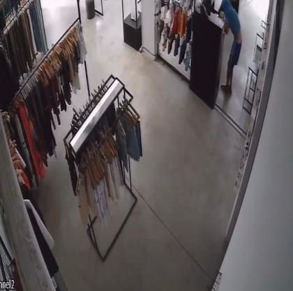 Robaron mercadería, dinero en efectivo, e incluso intentaron llevarse un teléfono celular, pero mientras escapaban el dispositivo se les cayó.