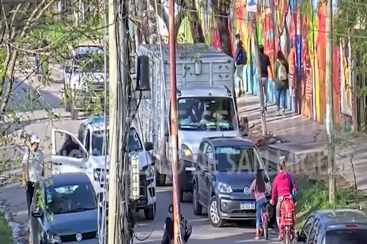 Robaron un auto y, para despistar, estacionaron en una escuela