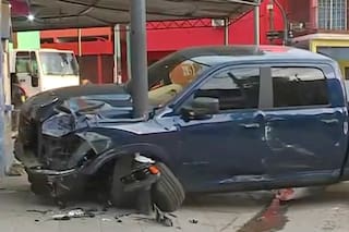 Robaron una camioneta y en la huida chocaron contra tres autos y atropellaron a una mujer