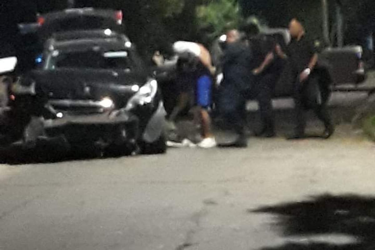 Robaron una casa en Morón, chocaron mientras los perseguía la Policía y escaparon por los techos