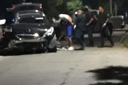 Robaron una casa en Morón, chocaron mientras los perseguía la Policía y escaparon por los techos