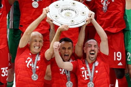 Robben, Rafinha y Ribbery festejaron el título de Bayern Munich, el equipo en el que jugaron por última vez en la Bundesliga