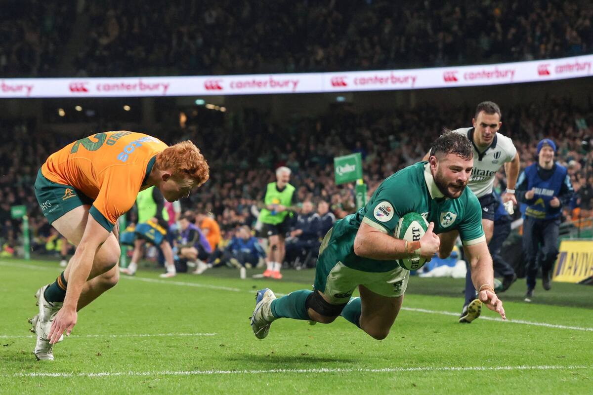 Robbie Henshaw se zambulle para culminar la goleada de Irlanda a Australia; el 19-46 de Wallabies en Dublín favorece a los Pumas en la carrera por el sexto puesto del ranking.