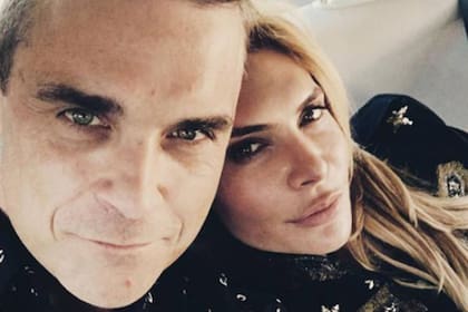 Robbie Williams junto a su esposa, quien es un gran pilar en su vida y lo ha salvado más de una vez