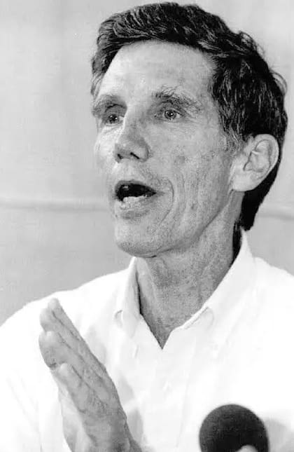 Robert B. Oakley, exembajador estadounidense en Somalia, regresó al país como enviado especial en 1993. Participó en las gestiones que permitieron liberar a Mike Durant tras once días de cautiverio