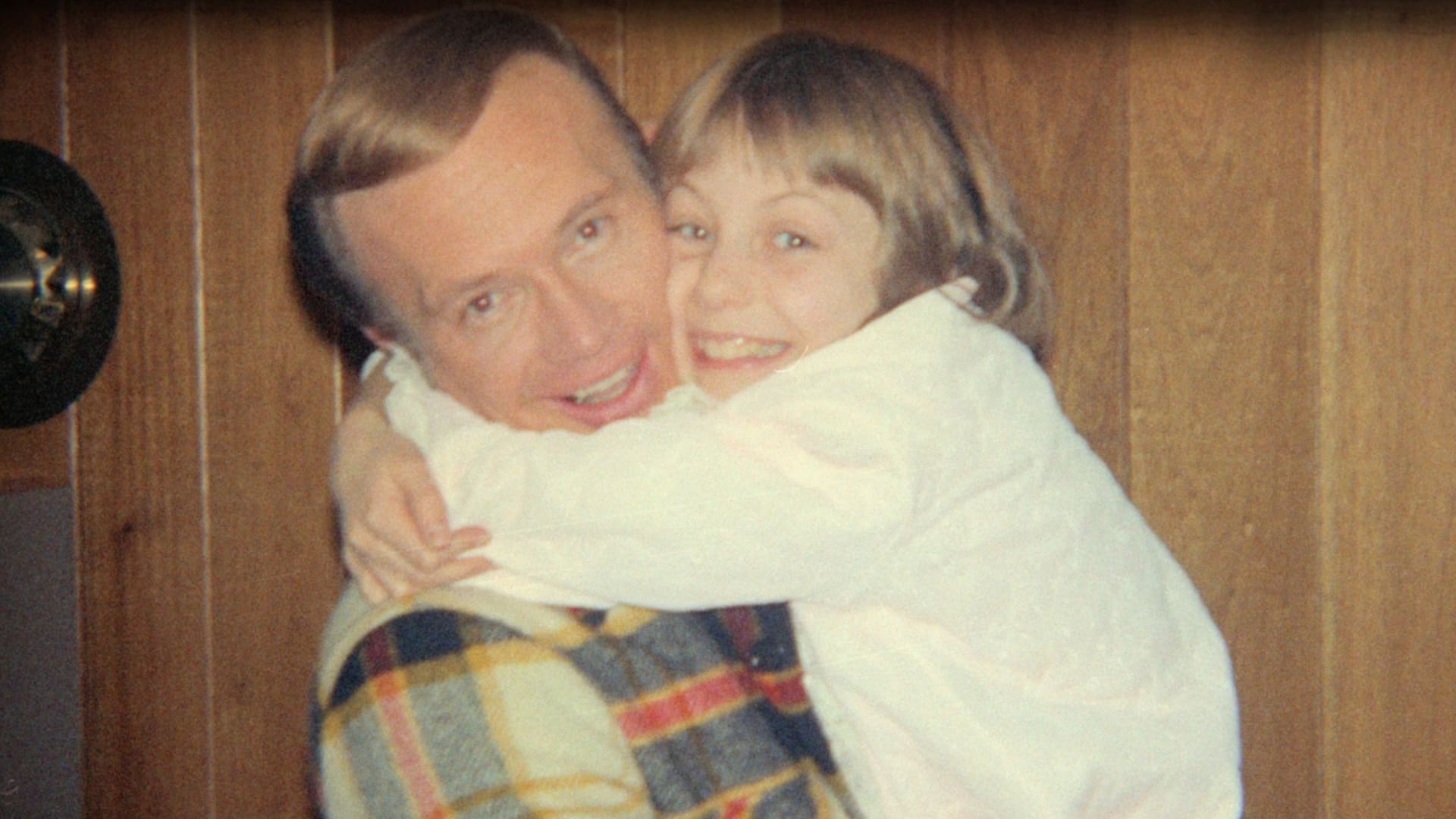 Robert Berchtold secuestró dos veces a Jan Broberg, a los 12 y 14 años. Ella, que luego se convirtió en actriz, ya contó su historia en el documental “Abducted in Plain Sight“, ahora presenta la serie “A friend of the family”