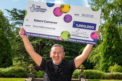 Robert Cameron, escocés de 53 años, ganó un millón de dólares en la lotería.