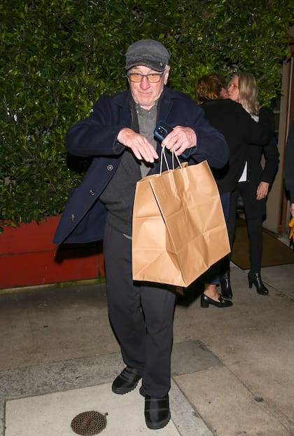 Robert De Niro disfrutó de una cena junto a su novia Tiffany Chen y un grupo de amigos en el restaurante Giorgio Baldi, también en Santa Mónica. Después de la comida, el actor se llevó las sobras a casa y orgulloso posó con la bolsa de papel al salir del lugar