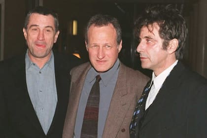 Robert de Niro y Al Pacino posan junto al director Michael Mann