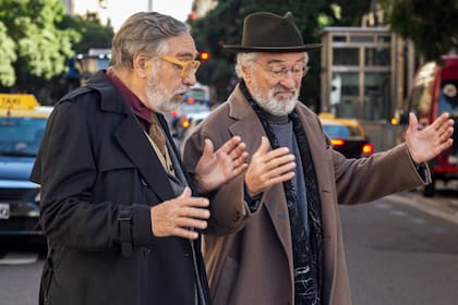 Robert de Niro y Luis Brandoni, en una escena de Nada, la serie de Mariano Cohn y Gastón Duprat
