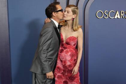Robert Downey Jr, actor de Oppenheimer, y Rosamund Pike, actriz de Saltburn, dejaron en claro la buena onda que tienen en la sesión de fotos previa a la entrega de los premios