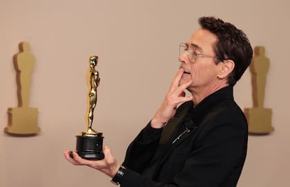 Robert Downey Jr. con el Oscar que obtuvo en 2024 por su rol en Oppenheimer, de Christopher Nolan