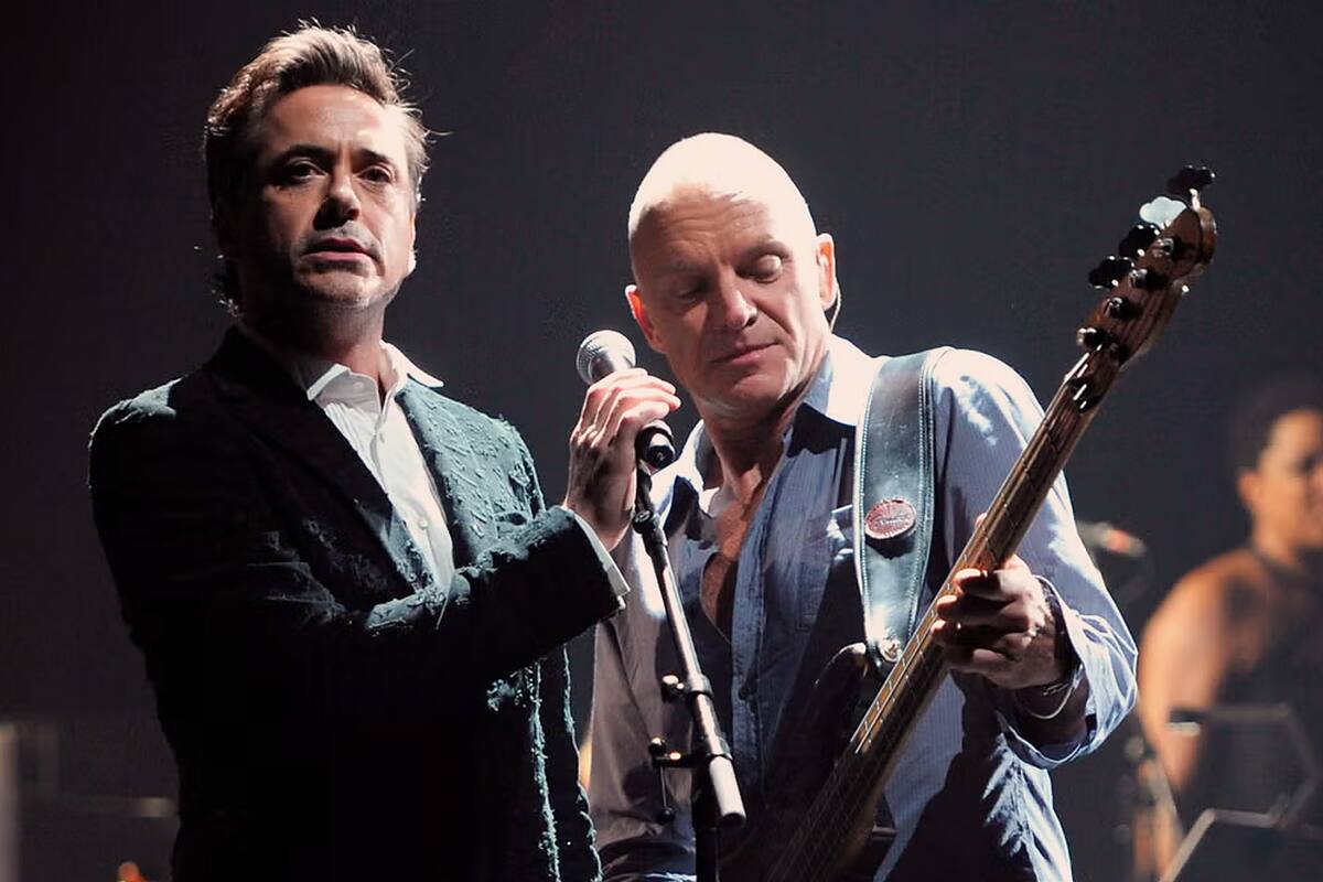Robert Downey Jr. junto a Sting en el Beacon Theatre de Nueva York, durante el concierto por el cumpleaños 60 del músico en 2011, donde interpretaron juntos "Driven to Tears" de The Police