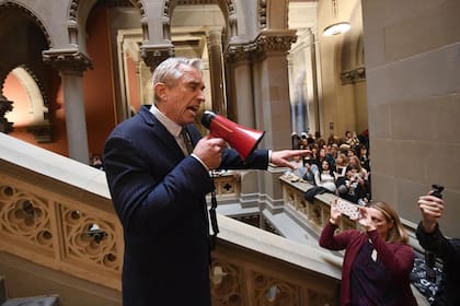 Robert F. Kennedy, Jr., habla en contra de los proyectos de ley demócratas propuestos que añadirían nuevas dosis de vacunas para asistir a la escuela, durante una manifestación de protesta en nombre de las familias del estado de Nueva York contra la vacunación de los niños en el Capitolio, el miércoles 8 de enero de 2020, en Albany, Nueva York.