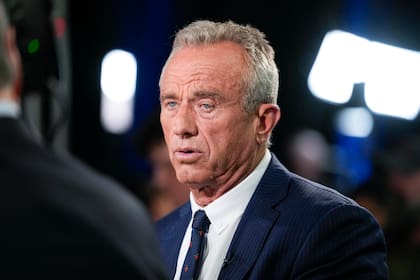 Robert F. Kennedy, Jr. habla en la sala de prensa después del debate presidencial entre Donald Trump y Kamala Harris el 10 de septiembre