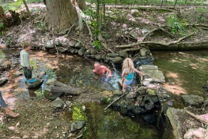 Robert F. Kennedy Jr. totalmente sumergido en las contaminadas aguas del arroyo Rock Creek