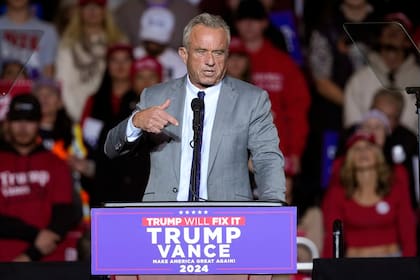 Robert F. Kennedy se dirige al público durante un acto de campaña de Donald Trump, en Milwaukee (Archivo)
