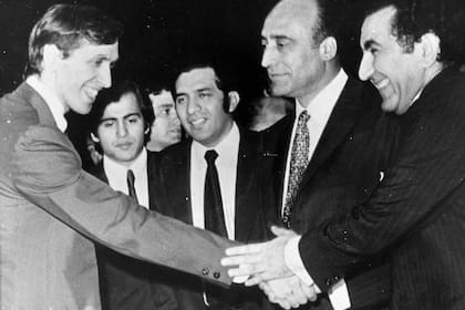 Robert Fischer saluda a Tigran Petrosian en el acto de entrega de premios de su match final de la candidatura en 1971; junto al genial norteamericano, Miguel Quinteros; además acompañan Carlos Gomez (centro) y Fransisco Manrique, por entonces ministro de  Bienestar Social