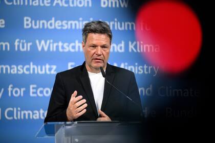 Robert Habeck, ministro alemán de Economía, ofrece una conferencia de prensa tras una cumbre virtual del G7, en el Ministerio de Economía, en Berlín, el 28 de marzo de 2022. (Bernd von Jutrczenka/dpa via AP)