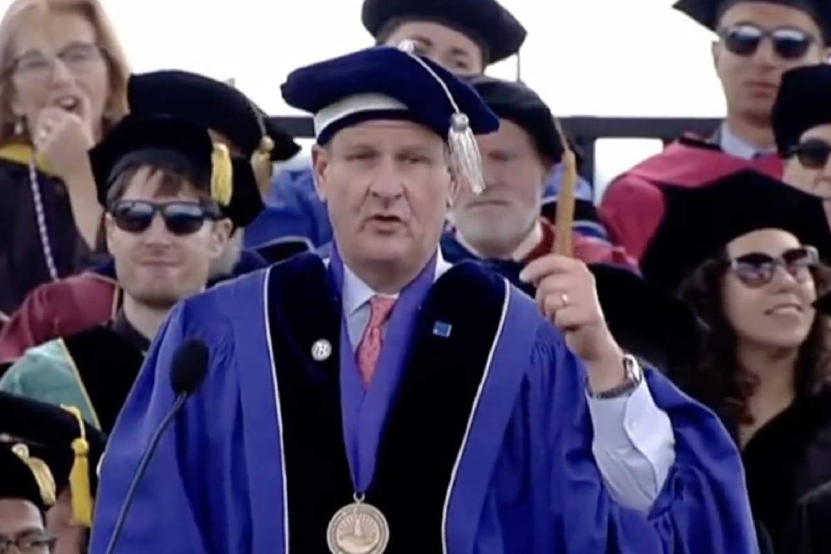 Robert Hale no dudó en compartir su riqueza -y un mensaje conmovedor- con un grupo de graduados de Boston