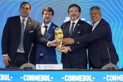 Robert Harrison (presidente de la Asociación Paraguaya), Ignacio Alonso (presidente de la Asociación Uruguaya, Alejandro Dominguez (presidente de Conmebol) y Claudio Tapia (presidente de la AFA), en la presentación realizada en Luque, Paraguay