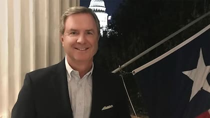Robert Howden cuenta con más de 30 años de trayectoria política en Texas